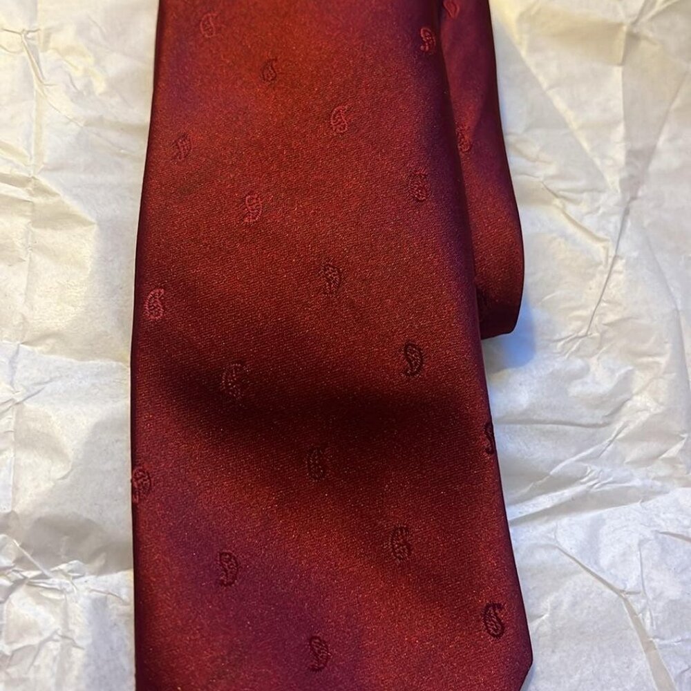 Envoy‎ Vintage Necktie MCM 100% Silk Red Paisley Pattern Classic Money w/Tie Tac